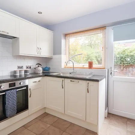 17 Fewster Way