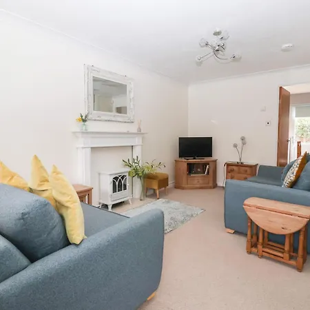 17 Fewster Way