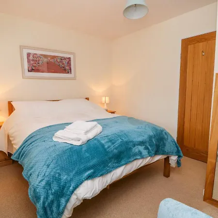 17 Fewster Way * York