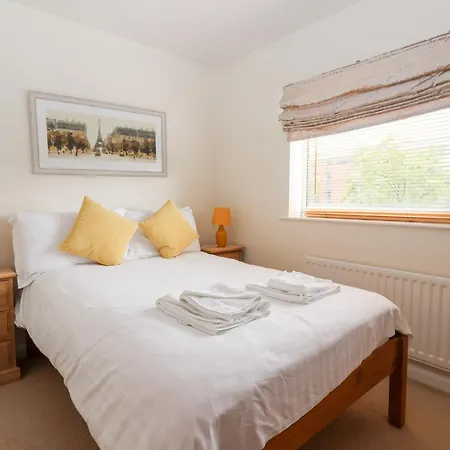 17 Fewster Way Tatil Evi