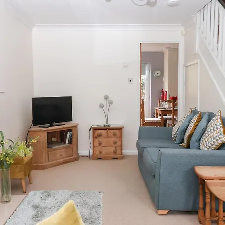 17 Fewster Way *