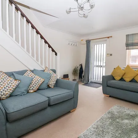 17 Fewster Way * York